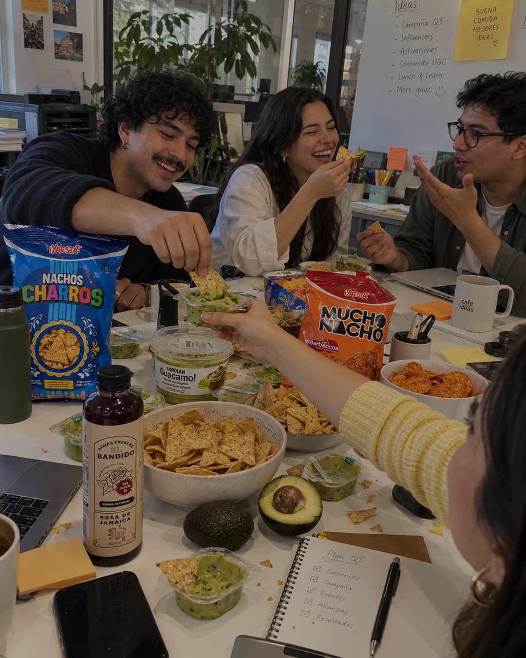 Amigos compartiendo nachos y guacamole Boquitazo